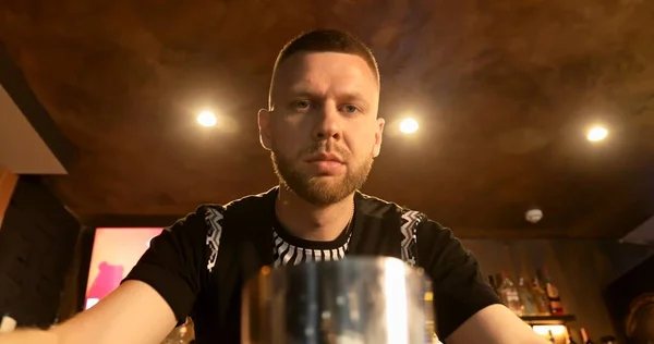 Barmen barda lezzetli bir kokteyl hazırlıyor.. 