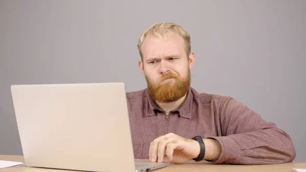 Glücklicher bärtiger kaukasischer Geschäftsmann, der vom Home Office aus am Laptop arbeitet. — Stockfoto