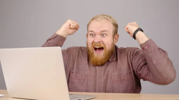 Happy bearded caucasian business man working on laptop from home office. — Stok Foto