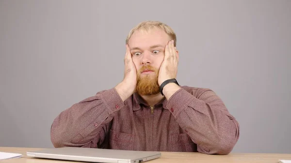 Happy bearded caucasian business man working on laptop from home office. — Stok Foto