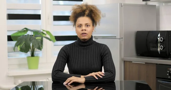 動揺黒人女性は怒りの感情を示しています. — ストック写真