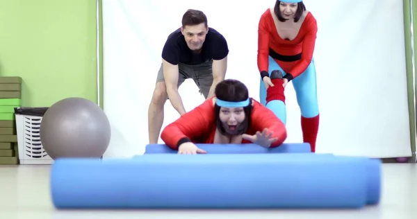 Şişman genç bir kadın yerde spor yapıyor göbek yağları ve kilolarından kurtulmak için.