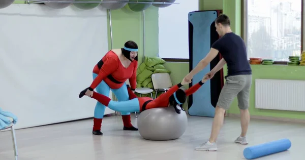 Şişman ve zayıf kadınlar spor salonunda bir antrenörle nişanlanırlar..