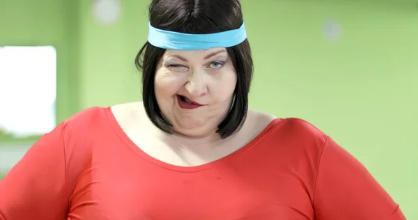 Portret van een dikke vrouw in de sportschool. Stockfoto