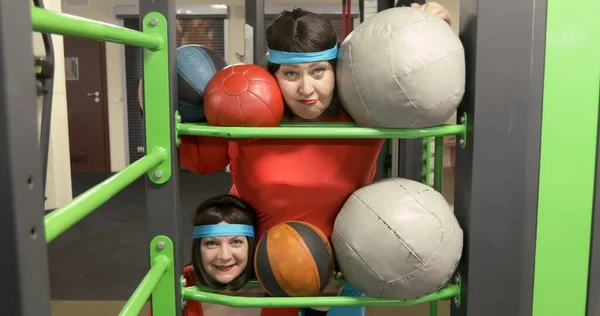Spor salonunda taşaklı neşeli kadınlar. 