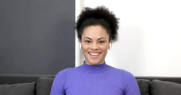 Mujer afroamericana feliz en auriculares inalámbricos —  Fotos de Stock