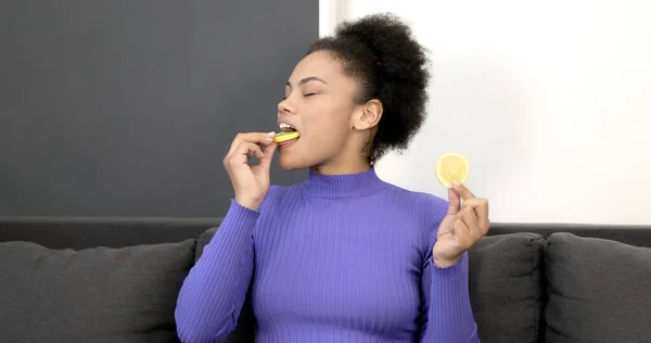 Kanepede limon yiyen genç Afro-Amerikalı kız.. 