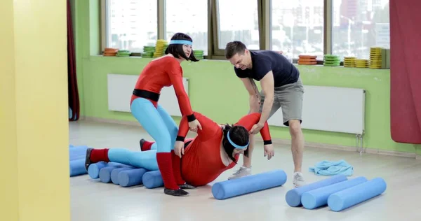 Şişman genç bir kadın yerde spor yapıyor göbek yağları ve kilolarından kurtulmak için.