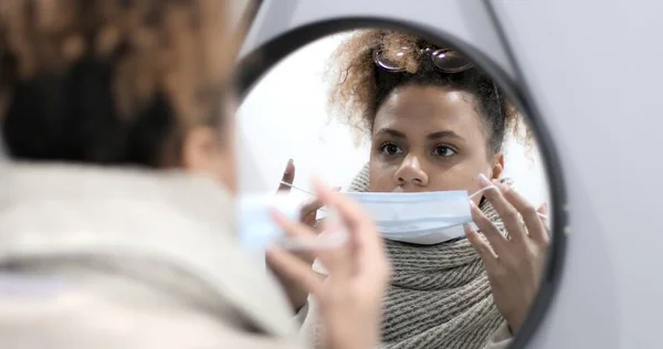 Zwarte vrouw zet gezichtsmasker tegen virusbacteriepreventie uitbraak. Rechtenvrije Stockafbeeldingen