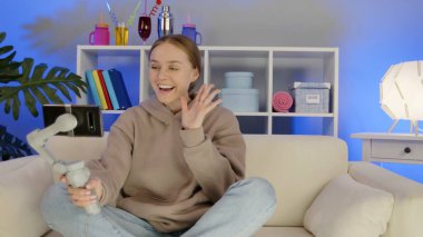 İş kadını video görüşmesi yapıyor.