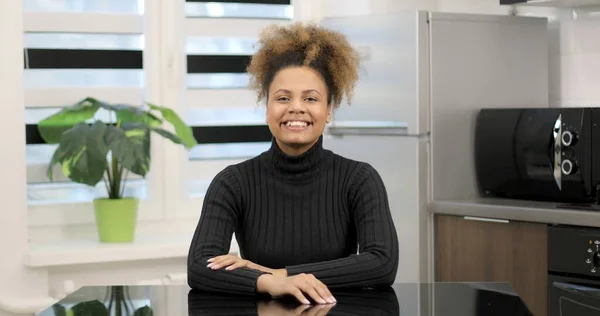 Mujer negra molesta muestra emoción de ira. —  Fotos de Stock