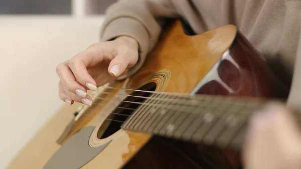 Close-up vrolijk meisje spelen gitaar thuis. Rechtenvrije Stockafbeeldingen