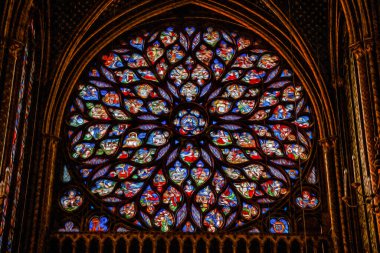 Paris 'teki Sainte-Chapelle Kilisesi' nin renkli camlı gül penceresinin ayrıntıları. Fransa 'nın büyüleyici başkenti. Yağlı boya filtresi.