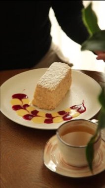 Kız restoranda tatlı kesiyor.