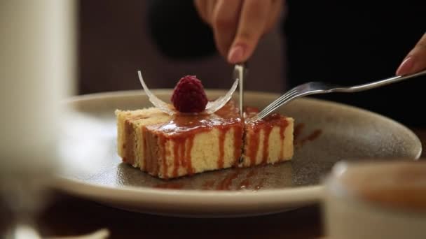 Girl cuts dessert in a restaurant — Stock Video