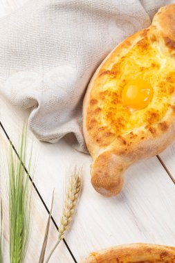 Geleneksel Gürcistan ekmeği khachapuri masada ev yapımı pişirme