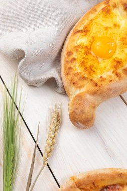 Geleneksel Gürcistan ekmeği khachapuri masada ev yapımı pişirme
