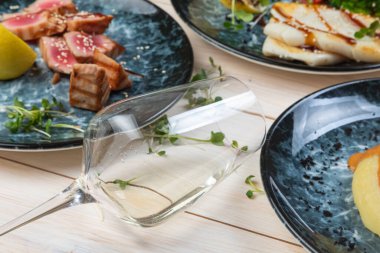 Çeşitli deniz ürünleri, ton balığı, kızarmış mürekkep balığı, balık pirzolası.