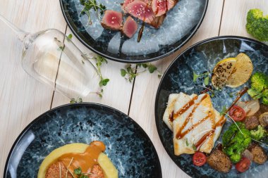 Çeşitli deniz ürünleri, ton balığı, kızarmış mürekkep balığı, balık pirzolası.