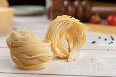 Beyaz arka plan üzerinde izole fettuccine makarna çeşitleri