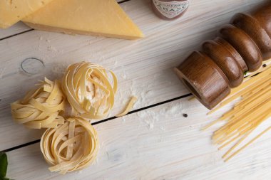 Beyaz arka plan üzerinde izole fettuccine makarna çeşitleri