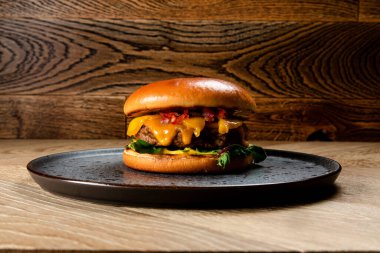 Fast food, klasik Amerikan yemeği ve füme et.