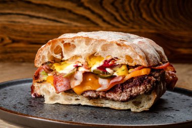 Fast food, klasik Amerikan yemeği ve füme et.