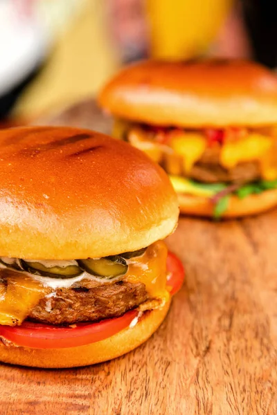 Fast Food Burger Classic Amerykańskie Jedzenie Wędzonym Mięsem — Zdjęcie stockowe