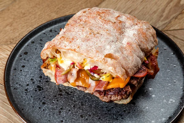 Fast food, klasik Amerikan yemeği ve füme et.