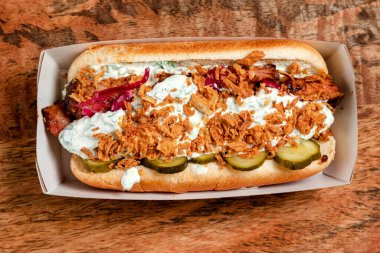 Füme doğranmış et ve salatalık turşulu fast food sosislisi.