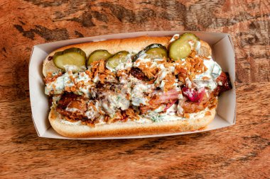 Füme doğranmış et ve salatalık turşulu fast food sosislisi.