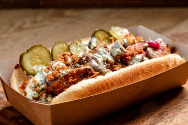Füme doğranmış et ve salatalık turşulu fast food sosislisi.