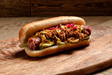 Sosisli sandviç, kızarmış soğan ve salatalık turşusu.