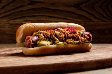 Sosisli sandviç, kızarmış soğan ve salatalık turşusu.