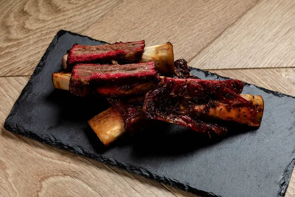 Ev yapımı füme pirzola. Yemeye hazır.