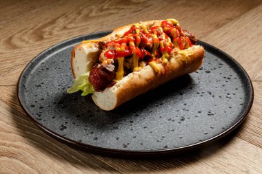 Ev yapımı sosisli sandviç.