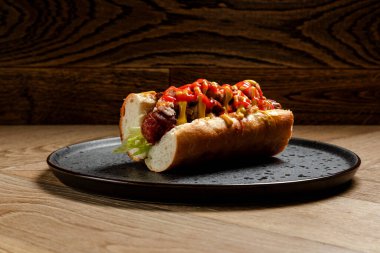 Ev yapımı sosisli sandviç.