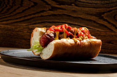 Ev yapımı sosisli sandviç.