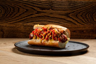 Ev yapımı sosisli sandviç.