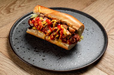 Ev yapımı sosisli sandviç.