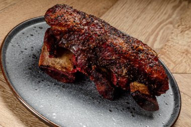 Ev yapımı tütsülenmiş biftek Yenmeye hazır