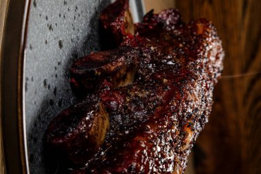 Ev yapımı tütsülenmiş biftek Yenmeye hazır