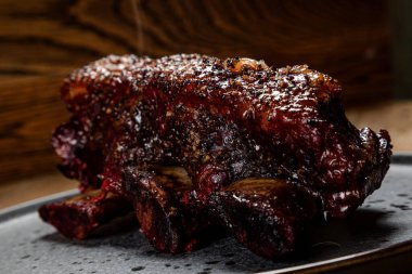 Ev yapımı tütsülenmiş biftek Yenmeye hazır