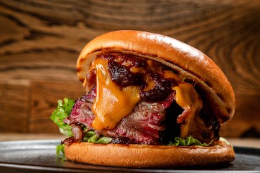 Fast food, klasik Amerikan yemeği ve füme et.