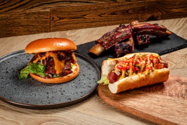 Fast food burger sosisi ve tahta arka planda pirzola.