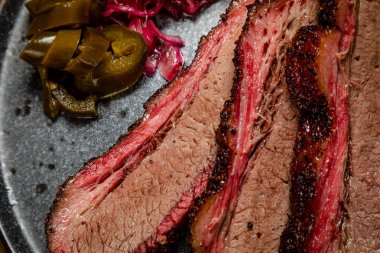 sıcak aperatif füme sığır eti turşulu Amerikan yemeği.