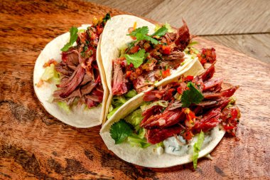 Tütsülenmiş biftek, sebze ve beyaz soslu taco.