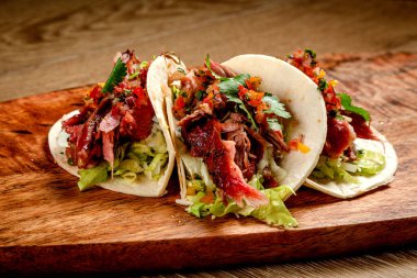 Tütsülenmiş biftek, sebze ve beyaz soslu taco.