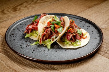 Tütsülenmiş biftek, sebze ve beyaz soslu taco.