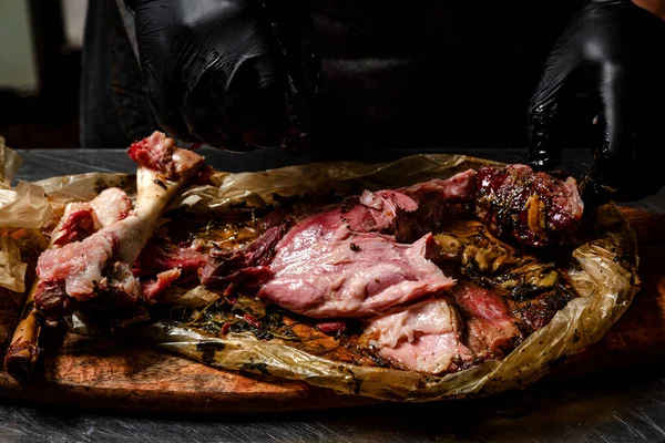 Cocinero Está Cortando Carne Ahumada Pierna Ahumada Ternera — Foto de Stock